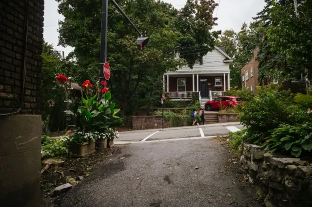 De regreso de la escuela, unos niños pasan frente a la casa en la que vivieron Kamala Harris, su hermana Maya Harris y la madre de ambas, Shyamala Gopalan, en Westmount, Montreal, Canadá, a partir de 1976.