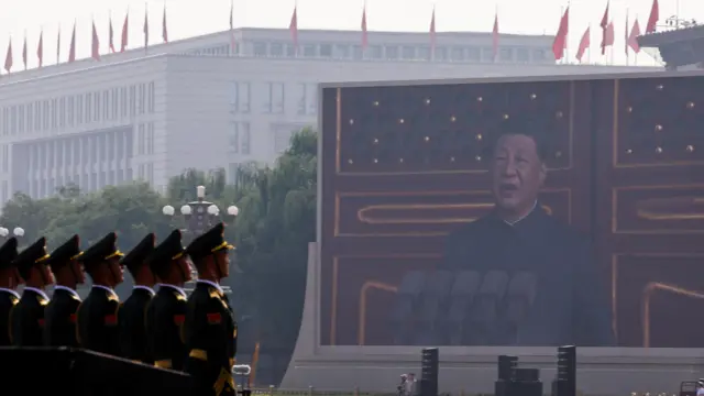 Una pantalla muestra al presidente chino Xi Jinping hablando durante un desfile militar.