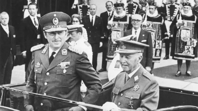 Stroessner (i) y Franco (d) sonrientes en un auto descapotable en una visita del primero a Madrid en 1973.
