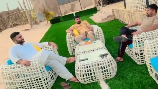 Una captura de pantalla capta a Gujjar, Ali y Shahzad en Mauritania