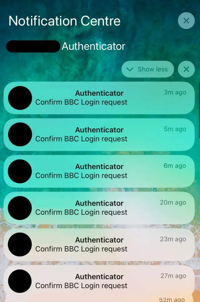 Pantalla del teléfono llena de ventanas emergentes que dicen 