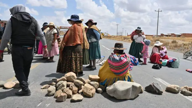 Mujeres indígenas partidarias del expresidente boliviano Evo Morales bloquean una carretera durante una protesta en Huarina, Bolivia, el 16 de septiembre de 2024.