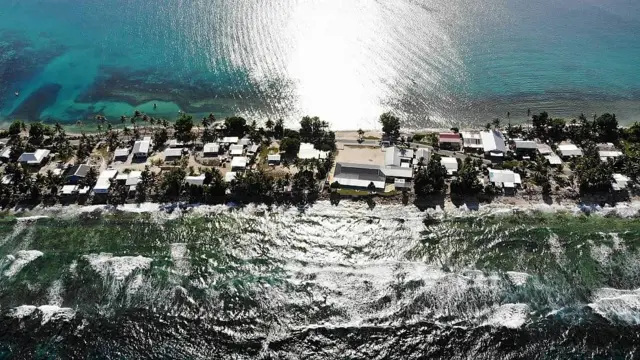 Franja de terreno en Tuvalu que tiene a un lado el mar y al otro una laguna interna