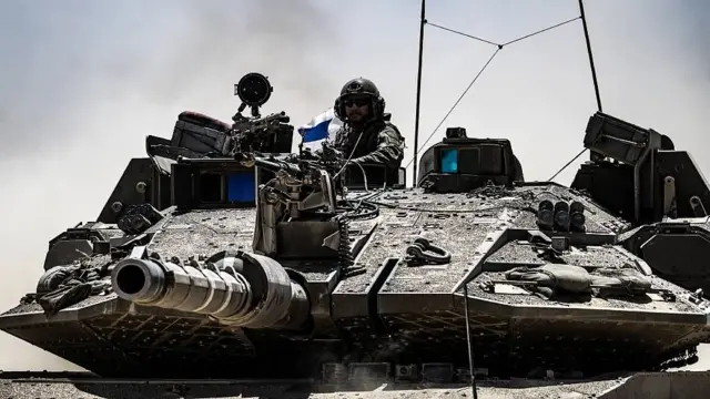 Soldado israelí en un tanque en Gaza
