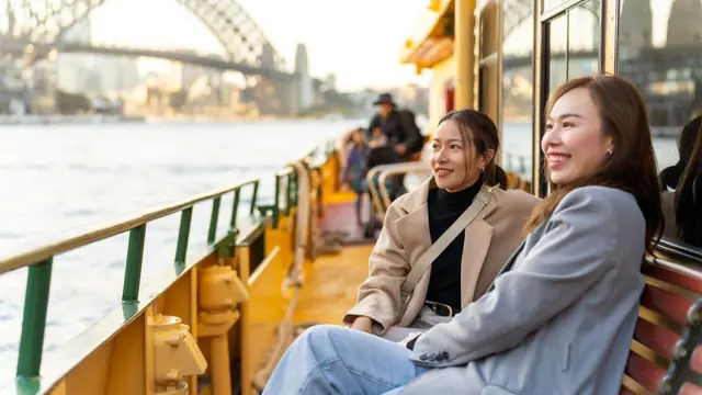 Dos amigas frente al Puente de la bahía en Sídney, Australia.