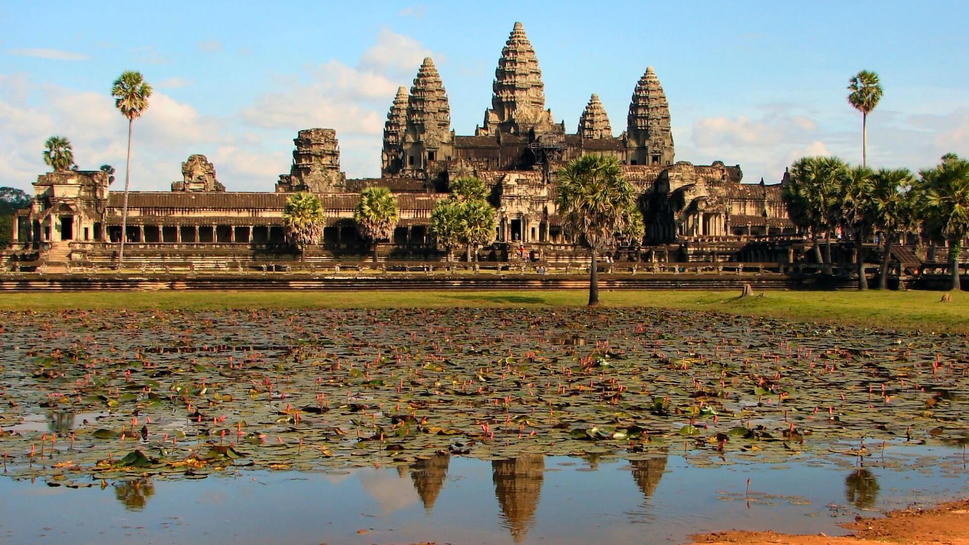 Vista de Angkor Wat reflejado en las aguas