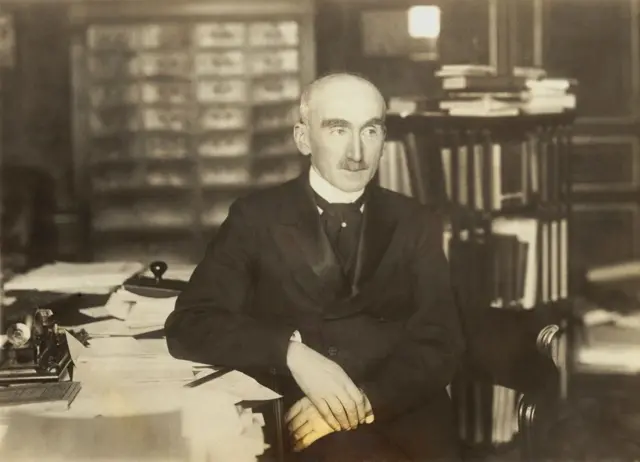 Henri Bergson sentado en un escritorio