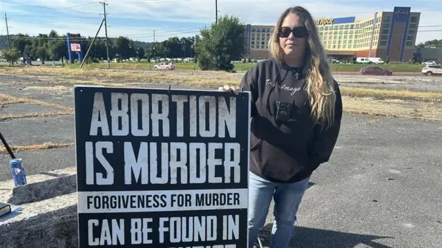 Sammi Cooper con una pancarta en contra del aborto