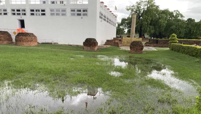 El terreno anegado donde se ubica el templo de Maya Devi