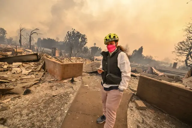 Doreen Winkler en lo que era la entrada al apartamento al que se mudó en octubre de 2024, hoy abrasado por el fuego en Pacific Palisades, Los Ángeles, California, Estados Unidos, el 8 de enero de 2025. (Foto: Jeff Gritchen/MediaNews Group/Orange County Register via Getty Images)