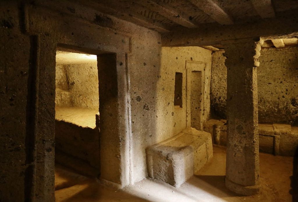 Tumba de los capiteles