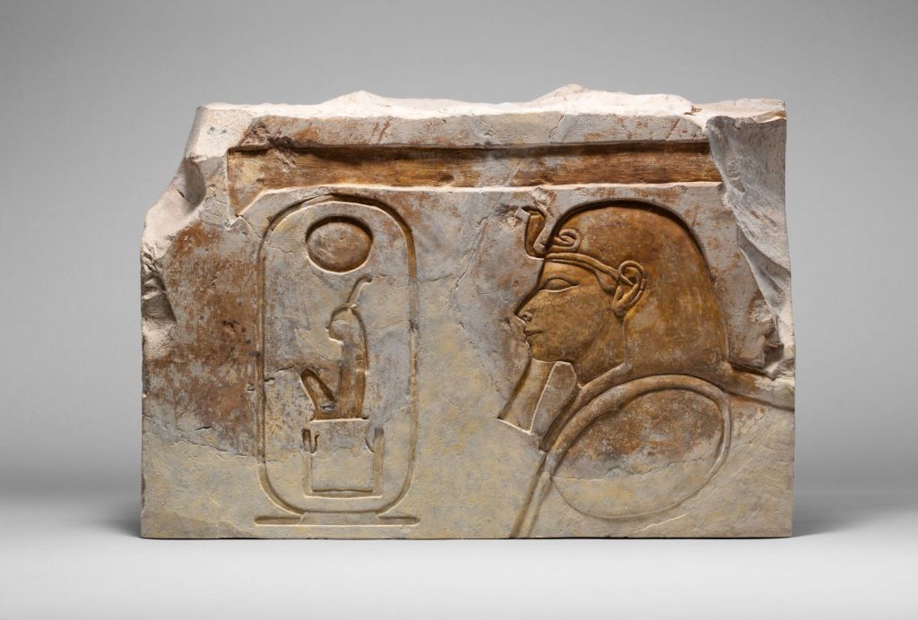 Pedestal decorado con relieves y policromía perteneciente a una estatua de Hatshepsut