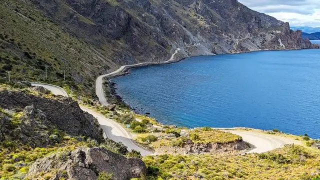 La Carretera Austral de Chile, o Ruta 7, es un legendario recorrido por carretera para viajeros que buscan aventura y belleza natural. 