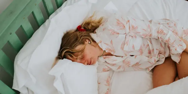 Una mujer durmiendo plácidamente en una cama