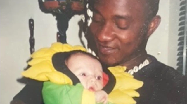 Hadeya, en brazos de su padre cuando era bebé. Ella es blanca y él negro. 