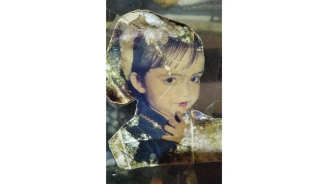 Foto de Fatma cuando niña vistiendo un atuendo tradicional indonesio