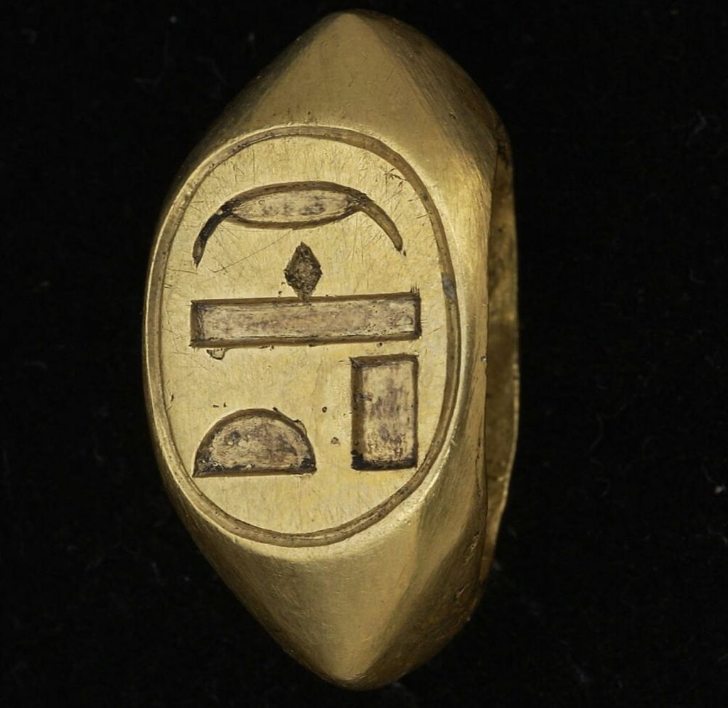 Anillo de oro de Ahhotep con su nombre 