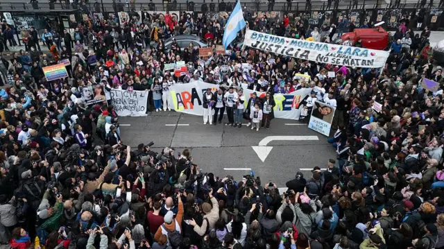 marcha en Buenos Aires organizada por grupos feministas y organizaciones políticas 