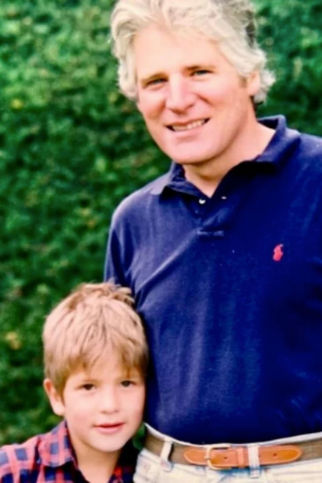 Miguel cuando era pequeño junto a su padre