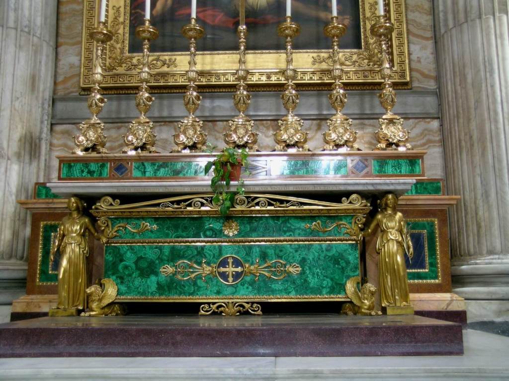 Altar con adornos de malaquita. Iglesia de San Pablo Extramuros (Roma, Italia). Foto: J. Luque.