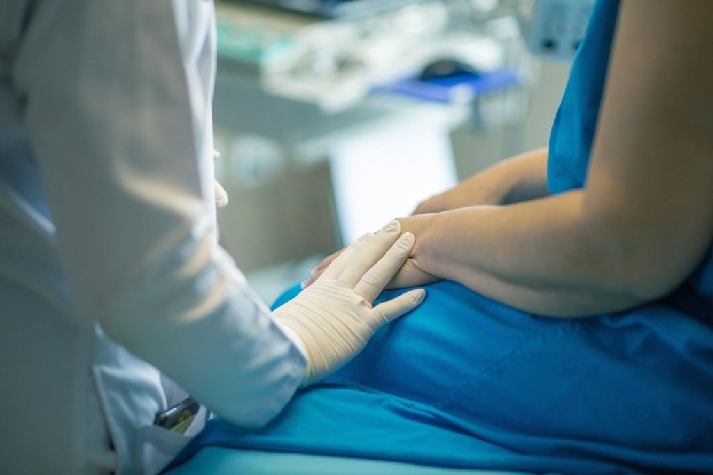 Médico y paciente en hospital