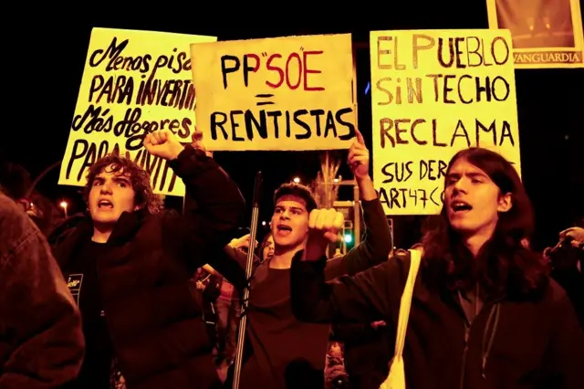 Manifestantes con pancartas que dicen: 