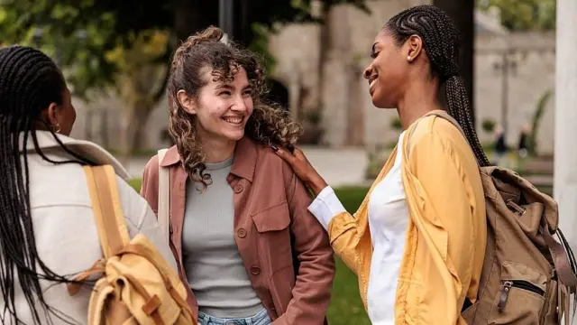 Mujeres jóvenes conversando