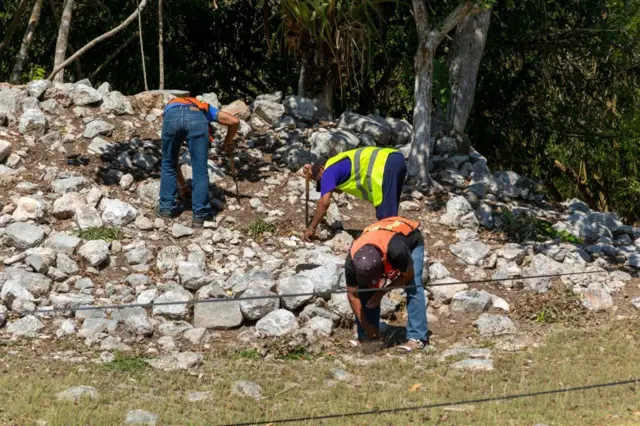 Trabajadores conservan el sitio arqueológico de Chichén Itzá.