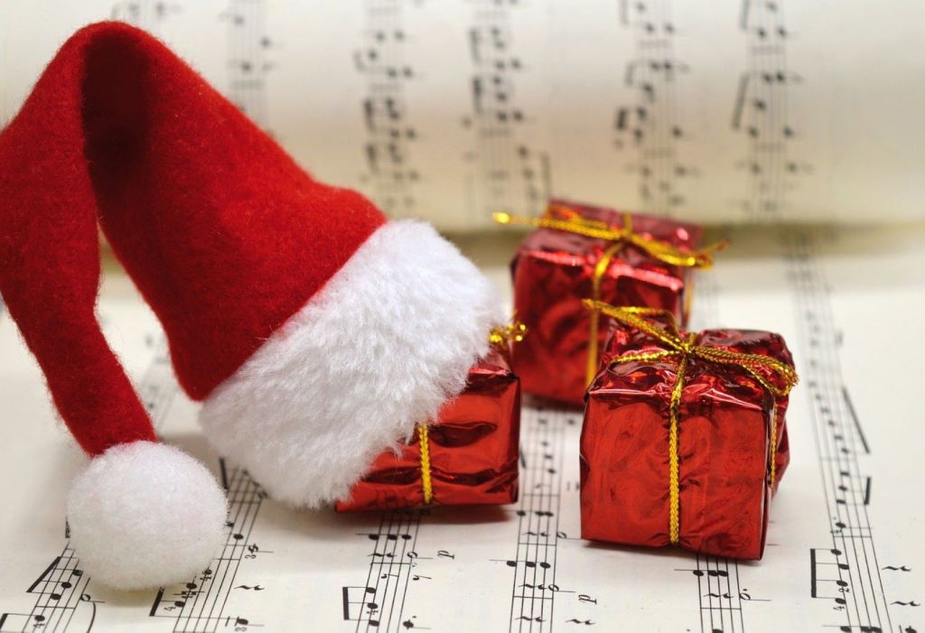 Composición con partitura, gorro de Papá Noel y regalo