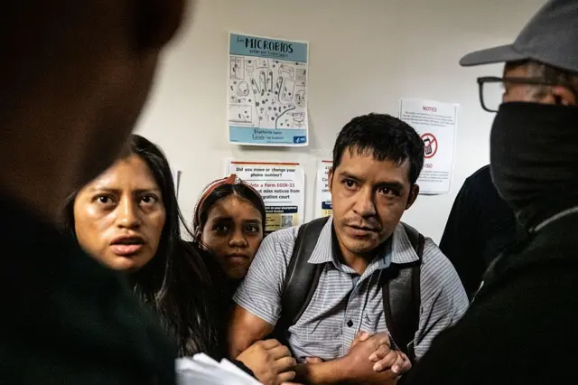 El ecuatoriano Rubén Abelardo Ortiz López (derecha) siendo detenido mientras su esposa, Mónica Moreta Galarza, junto a la hija de ambos, trata de hablar con los agentes federales en los pasillos del tribunal de inmigración en el 26 Federal Plaza de Nueva York el 25 de septiembre de 2025. (Foto: Stephanie Keith/Getty Images)