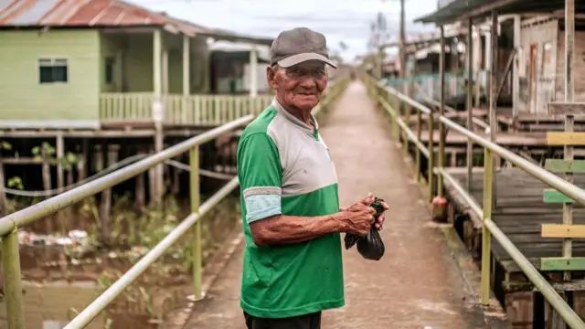 Hombre posa para foto en Islandia, isla amazónica de Perú cerca de la frontera con Brasil y Colombia.