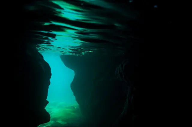 Una imagen de una caverna submarina