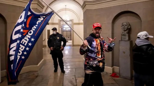 Partidarios del presidente estadounidense Donald Trump protestan dentro del Capitolio de Estados Unidos el 6 de enero de 2021, en Washington, DC. 