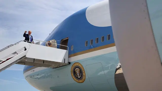 Trump subiendo al Air Force One