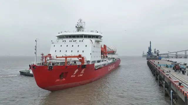 El rompehielos chino Xuelong atracando en un muelle el 7 de abril de 2025 en Shanghái, China. El rompehielos culminó en abril la 41ª expedición antártica de China, que incluye la construcción de la estación de investigación Qinling y estudios sobre el cambio climático.