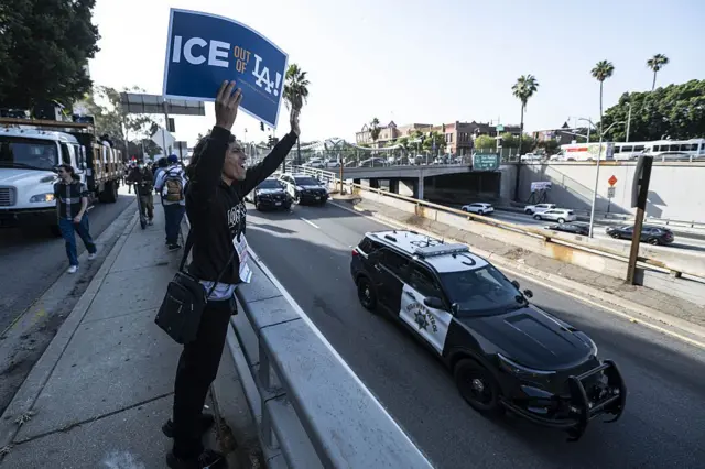 Una manifestante contra las redadas contra migrantes en Los Ángeles el sábado 7 de junio de 2025.