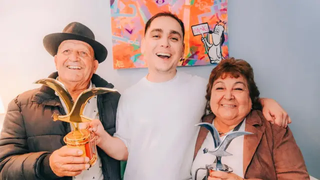 Lucho Miranda junto a sus padres, Solercio Miranda y Mirta Espinosa.