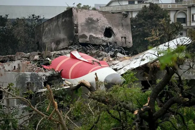 Restos del avión de Air India entre escombros y árboles tras estrellarse en una zona residencial cerca del aeropuerto de Ahmedabad