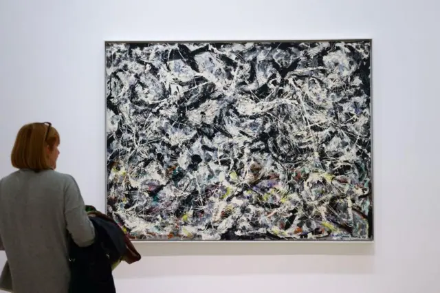 Un visitante frente a la obra de Jackson Pollock en el Instituto de Arte de Chicago, Chicago, Illinois, Estados Unidos, el 17 de octubre de 2022.