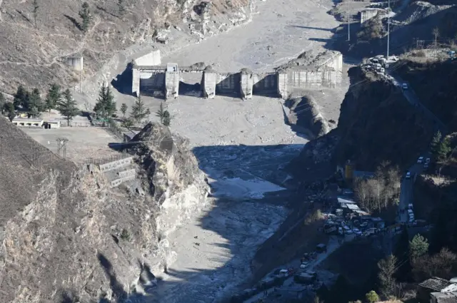 Una presa destruida y cubierta de lodo tras la inundación causada al derretirse un glaciar. 