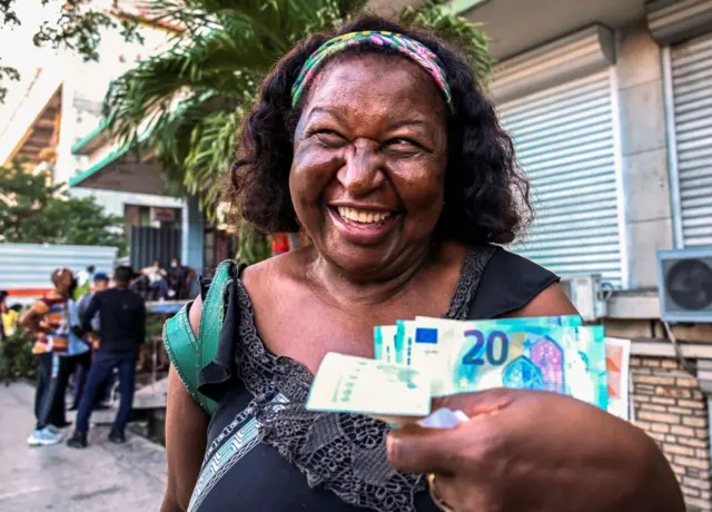 Mujer en Cuba con billetes de euro