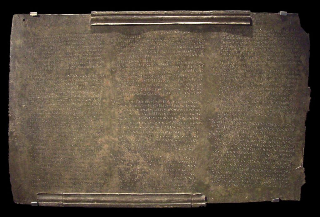 Tabla de bronce con el texto de la Lex Ursonensis para la gestión de la colonia romana de Urso