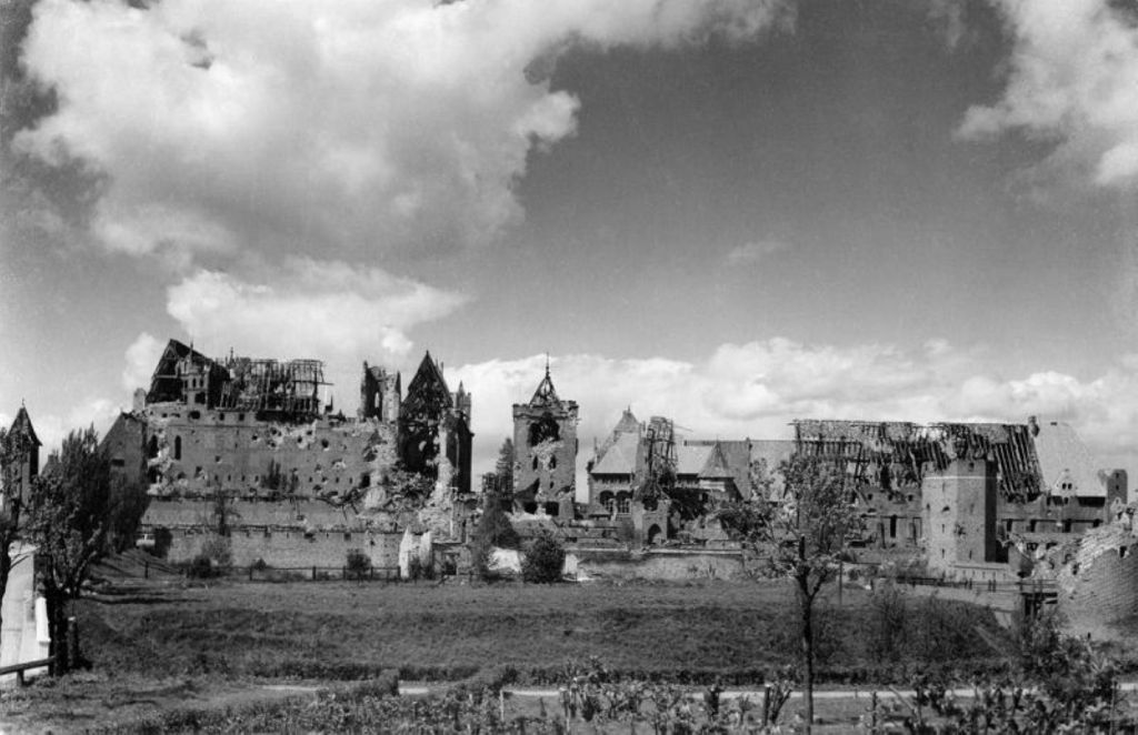 Malbork en ruinas tras bombardeos