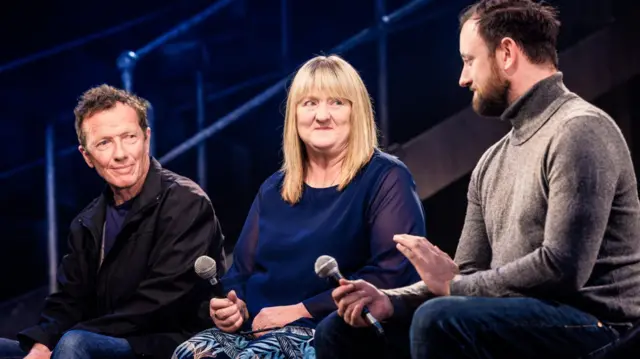 Los padres del joven fallecido, David y Joan, junto a Jacob, el culpable de la muerte, en un escenario conversando.