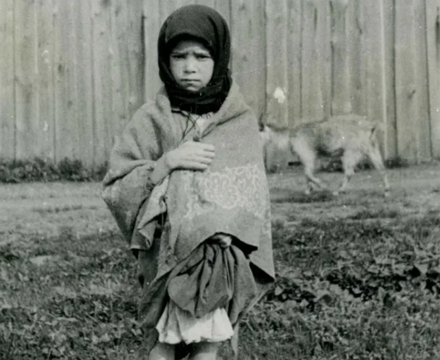 Un niño ucraniano sufre desnutrición durante el Holodomor de 1932-1933