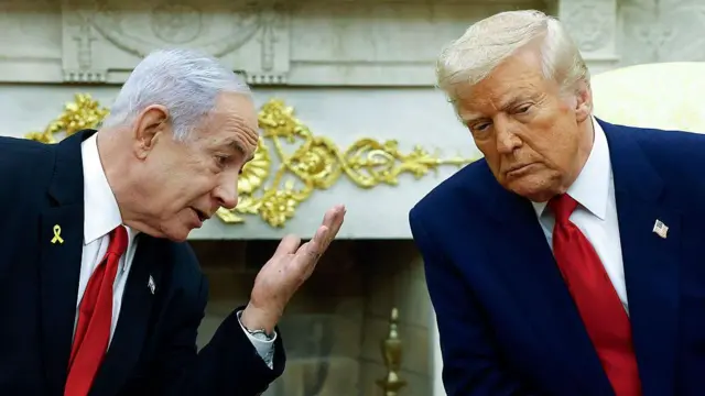 El primer ministro israelí, Benjamin (izq.), habla con el presidente estadounidense, Donald Trump, durante una reunión en la Oficina Oval de la Casa Blanca el 7 de abril de 2025 en Washington.