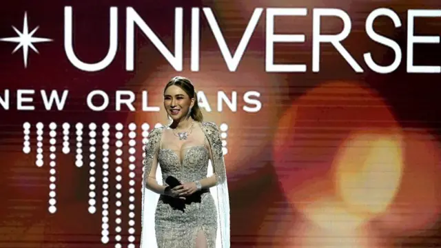 Anne Jakrajutatip, con vestido de cuentas de pie en el escenario de Miss Universo. 