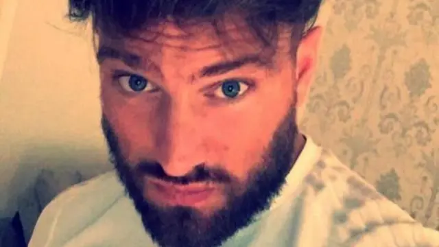 Una foto de un Harkins más joven. Mira directamente a la cámara.