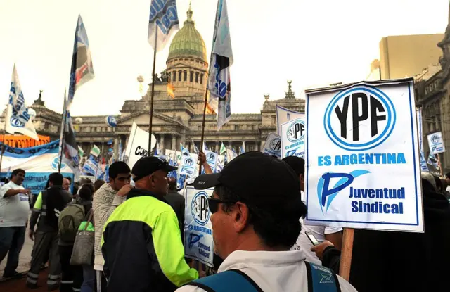 Manifestantes frente al Congreso argentino con un cartel 