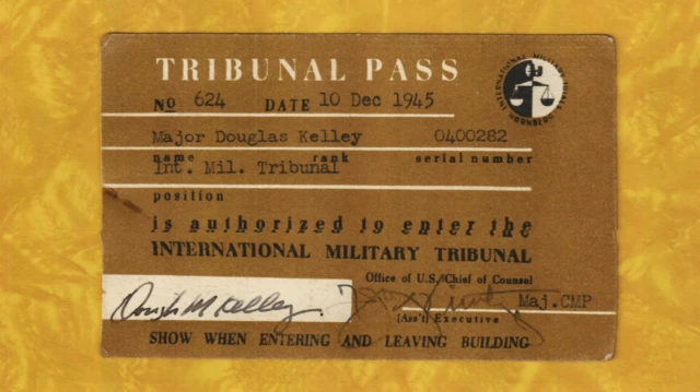 Fotoo del carnet que el Tribunal de Núremberg le dio a Douglas Kelley